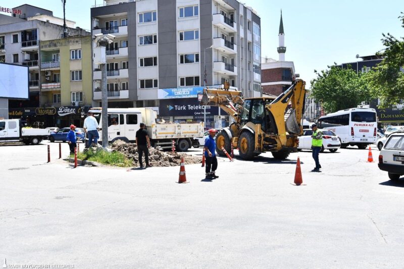 İzmir Büyükşehir Belediyesi, Buca Üçkuyular Meydanı’nda düzenleme çalışmasına başladı. Meydanda