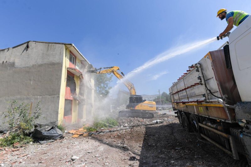 İzmir Büyükşehir Belediyesi Karşıyaka’da Kemal Baysak Bulvarı’nı İZBAN hattı üzerinden