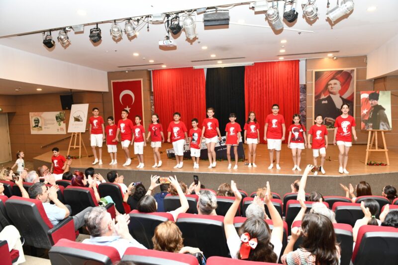 Çiğli Belediyesi Gençlik Tiyatrosu tarafından sahnelenen “Aynı Gemideyiz – 19