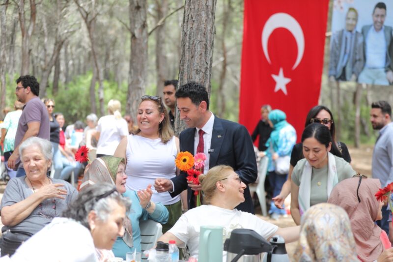Bayraklı Belediye Başkanı İrfan Önal, eşi Gökçe Pişkin Önal ile
