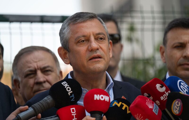 CHP Genel Başkanı Özgür Özel, Kadıköy Halk Koşusu öncesi gazetecilere