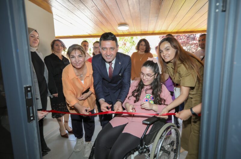Bayraklı Belediyesi tarafından Engelliler Haftası kapsamında düzenlediği “Sanatla Sınırları Aşmak