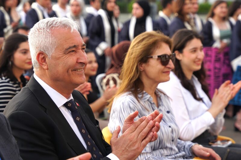 Kemalpaşa Belediye Başkanı Mehmet Türkmen, ailesiyle birlikte Hasan Türkmen Anadolu