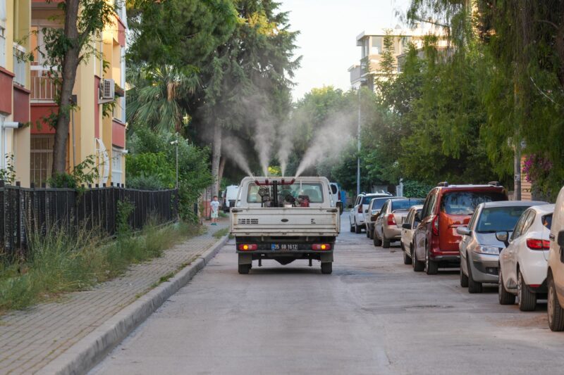 Gaziemir Belediyesi, havaların ısınmasıyla birlikte artış gösteren sivrisinek ve haşere