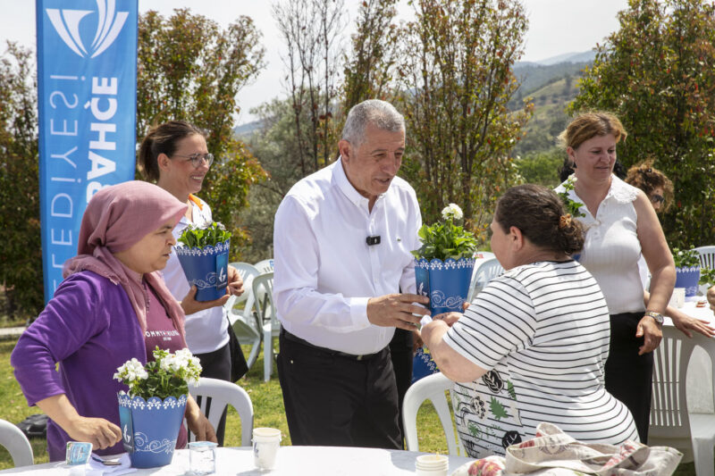 Güzelbahçe Belediyesi, Anneler Günü nedeniyle Güzelbahçeli anneleri kahvaltıda bir araya
