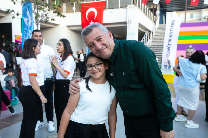 Güzelbahçe Belediyesi Gençlik Kulübü’nün düzenlediği Yaza Merhaba Gençlik Buluşmasında büyük