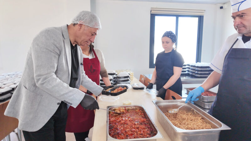 Güzelbahçe Belediyesi Onur Günay Eğitim Kampüsü’nde Dayanışma Mutfağını açarak evlere
yemek