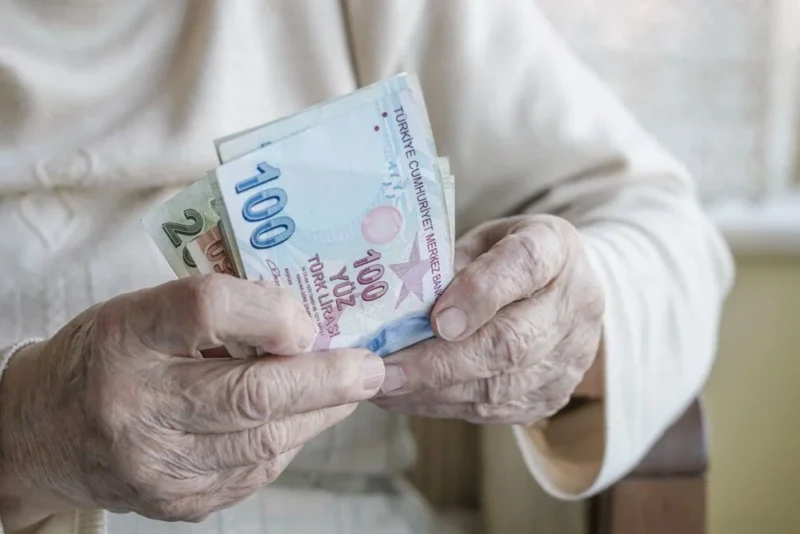Emeklilerin bayram ikramiyeleri 31 Mayıs–4 Haziran tarihleri arasında hesaplara yatırılacak.