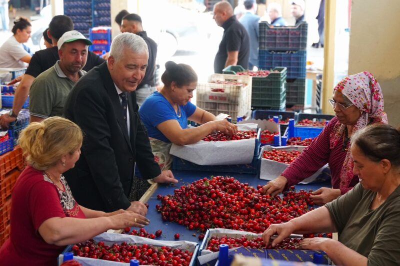 Kemalpaşa Belediye Başkanı Mehmet Türkmen, talepleri doğrudan dinlemek ve sorunları