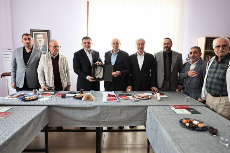 Çiğli Harmandalı Cem Evi’nde, Cem Evi Başkanı Remzi Akbulut ve