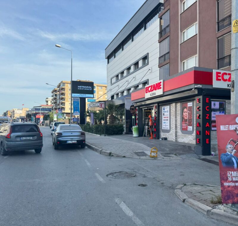 Çiğli Anadolu Caddesi’nde yeni açılan büyük Metropol Hastanesi’nin bitişiğinde kaçak