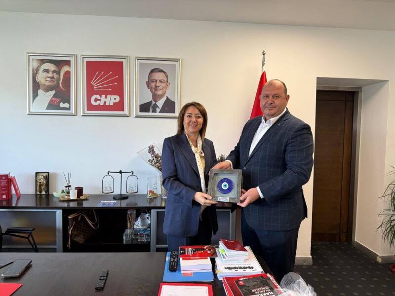 Menderes Belediye Başkanı İlkay Çiçek, 1 yıllık çalışmalarını anlatan kitapçığı