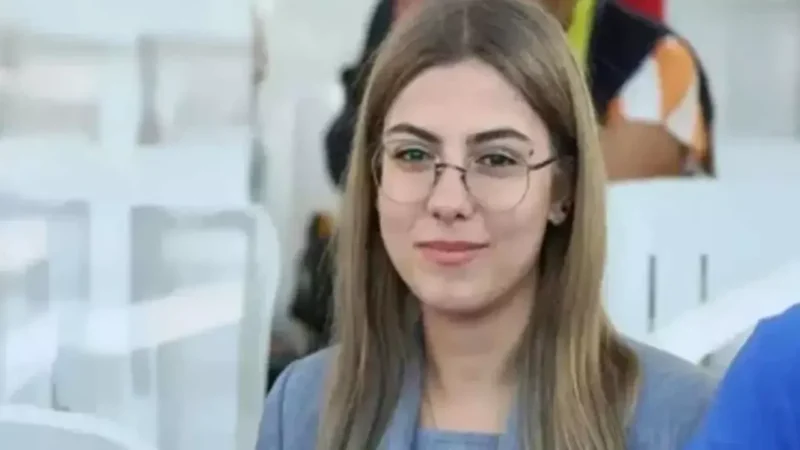 İmamoğlu protestolarında gözaltına alınan ve Cumhurbaşkanı'na hakaretten yargılanan Esila Ayık