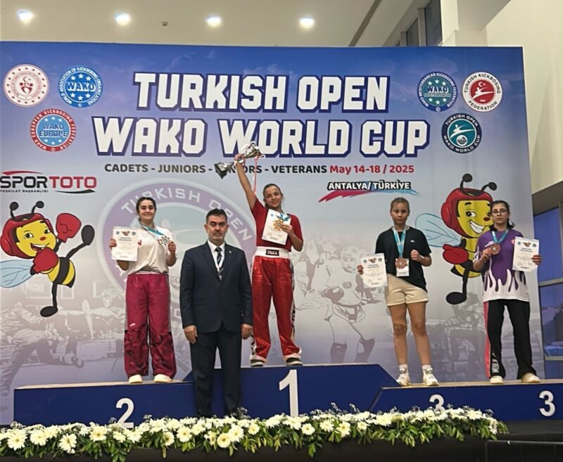 
Bayraklı Belediyesi Spor Kulübü sporcuları, Antalya’da düzenlenen Uluslararası Kick Boks