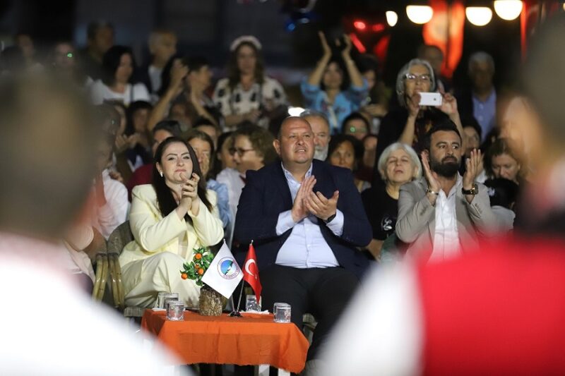 Menderes Belediyesi tarafından düzenlenen Mandalina Çiçeği Festivali renkli
görüntülere sahne oldu.