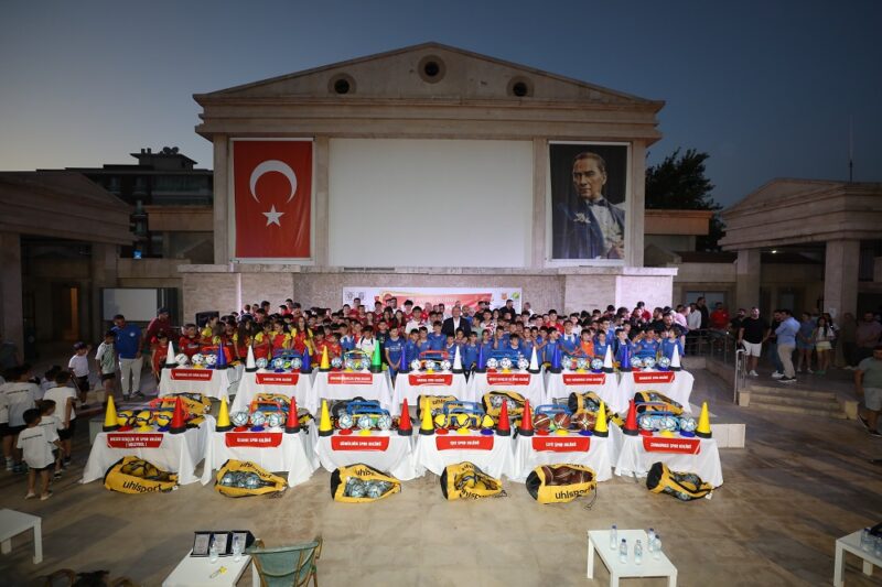 Menderes Belediyesi tarafında ilçede ki amatör kulüplere malzeme desteğinde bulunuldu.