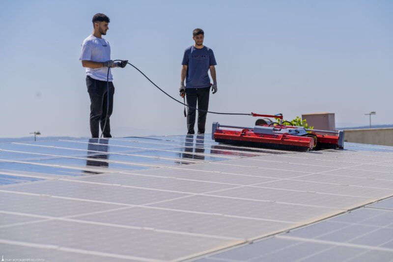 İzmir Büyükşehir Belediyesi kurduğu 20 güneş enerji santrali sayesinde enerjiden