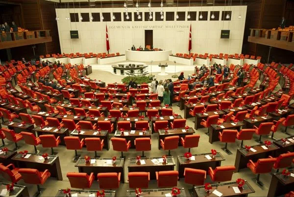Türkiye Büyük Millet Meclisi’nin (TBMM) yaz tatiline girmemesi yönündeki karar,