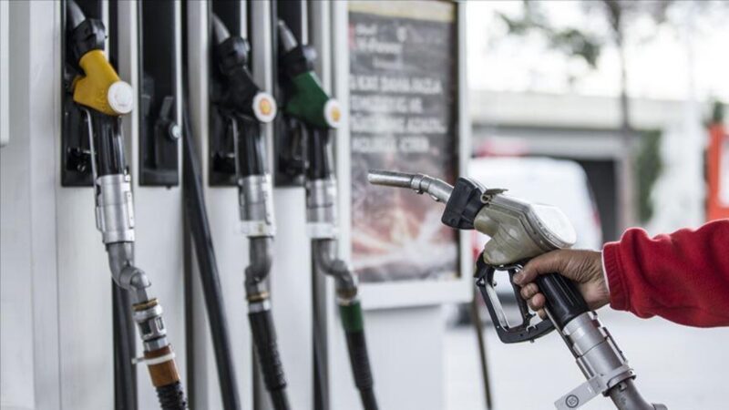 Petrol fiyatlarında yaşanan artışın üzerine motorine bir zam daha bekleniyor.
