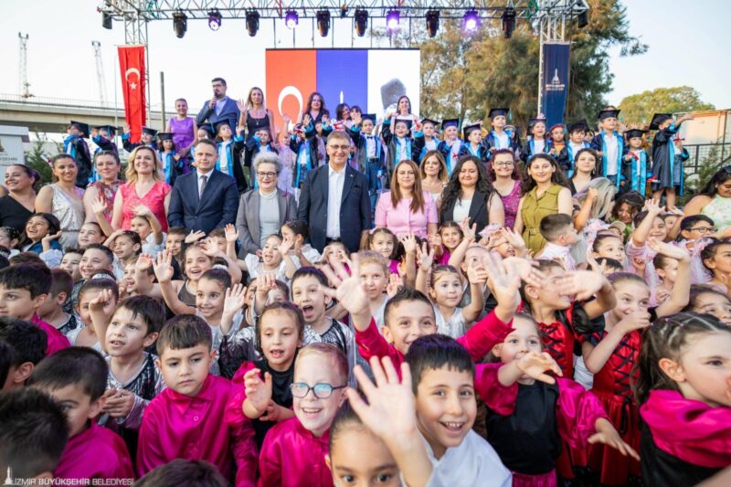 İzmir Büyükşehir Belediyesi Yuvamız İzmir Çocuk Etkinlik Merkezleri’nde mezuniyet sevinci