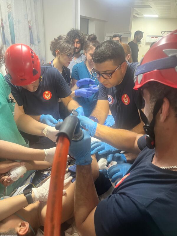 İzmir Büyükşehir Belediyesi itfaiye ekipleri, ağaçtan demir bahçe çitinin üzerine