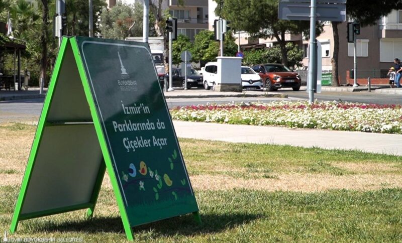 İzmir Büyükşehir Belediyesi, kentin cadde ve meydanlarını birbirinden güzel yazlık