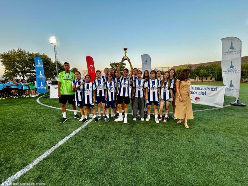 İzmir Büyükşehir Belediyesi’nin hem isim sponsoru olduğu hem de malzeme