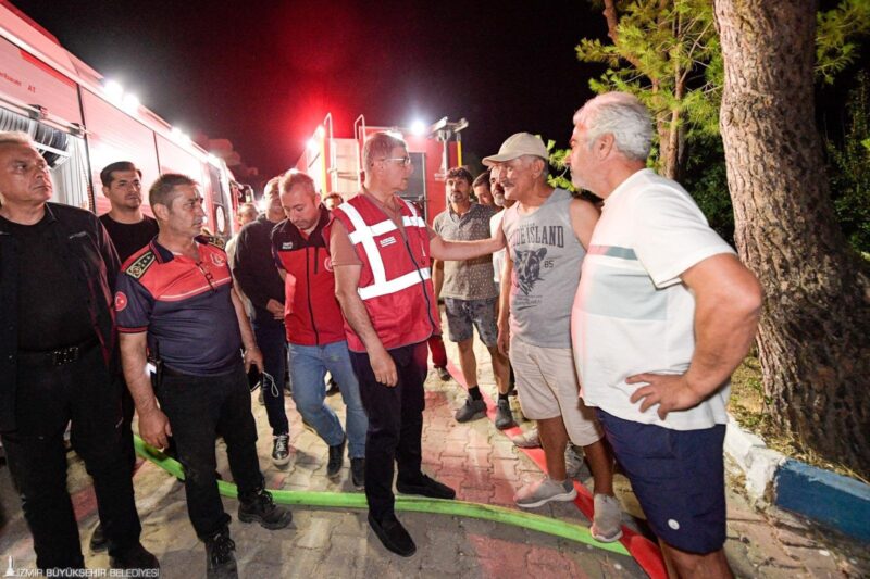 İzmir’i etkisi altına alan yangınlara müdahale çalışmaları kesintisiz devam ediyor.