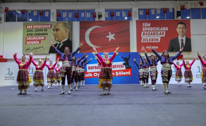 Bayraklı Belediyesi bünyesindeki BASAMAK halk oyunları kursiyerleri, Mustafa Kemal Atatürk