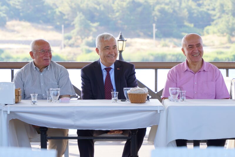 Kemalpaşa Belediye Başkanı Mehmet Türkmen, mahalle muhtarlarıyla bir araya geldi
