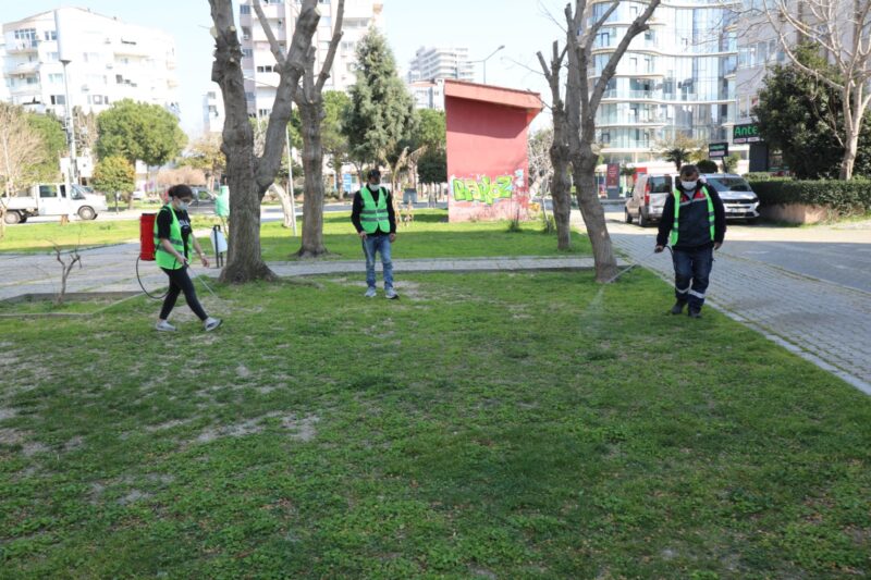 Bayraklı Belediyesi, sinek ve haşereye karşı bahar aylarında başlattığı ilaçlama