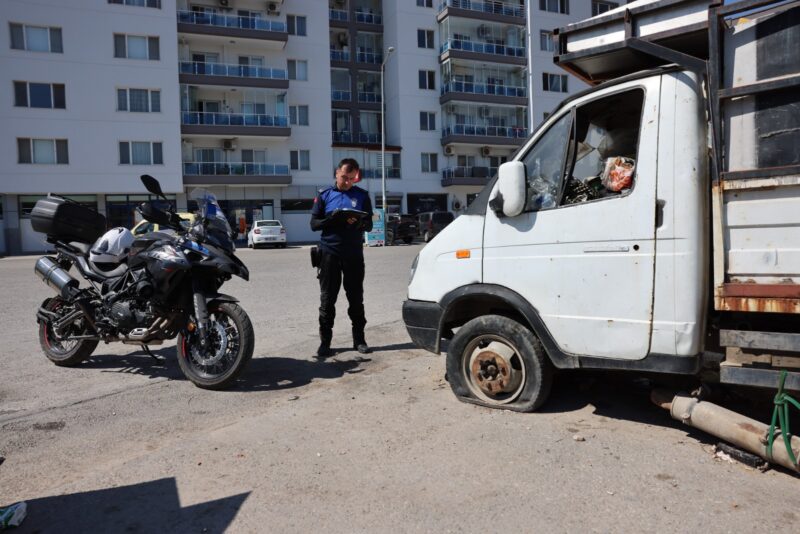 Bayraklı Belediyesi Zabıta Müdürlüğü, ilçe genelinde çevre ve görüntü kirliliğine