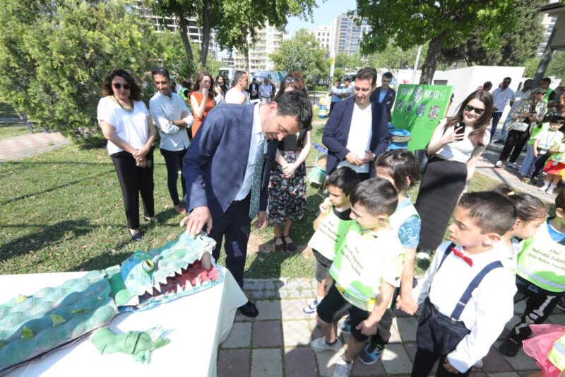 Bayraklı Belediyesinin anaokulu öğrencileri tarafından yapılan sıfır atık ve iklim