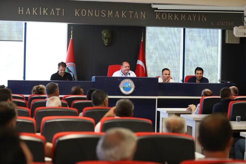 Menderes Belediye Başkanı İlkay Çiçek, istişare toplantısında muhtarlarla bir araya