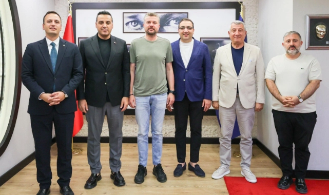 Buca Belediyesi’nde işçi eylemleri devam ederken ilçe belediye başkanları Bornova