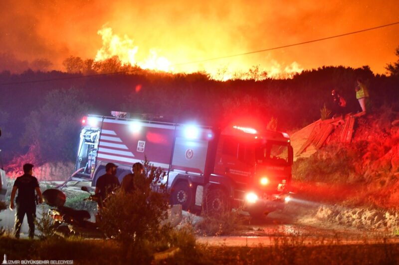 
İzmir Büyükşehir Belediyesi ile çevre illerden gelen itfaiye ekipleri Seferihisar'da