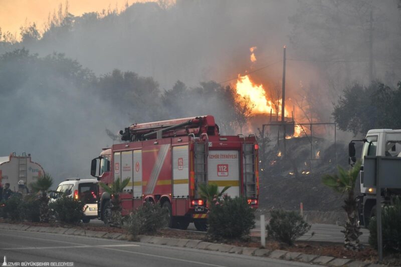 İzmir Büyükşehir Belediyesi İtfaiye Dairesi Başkanlığı ekipleri, günlerdir kentin dört