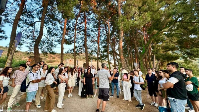 İzmir Büyükşehir Belediyesi’nin “Gençler İzmir’i Geziyor” projesi kapsamında düzenlendiği ücretsiz