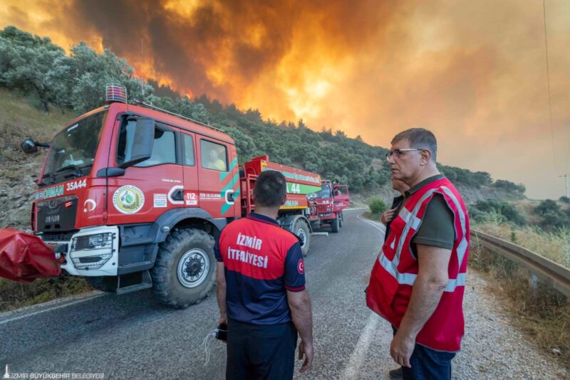 İzmir günlerdir kentin birçok noktasında peş peşe çıkan orman yangınlarıyla