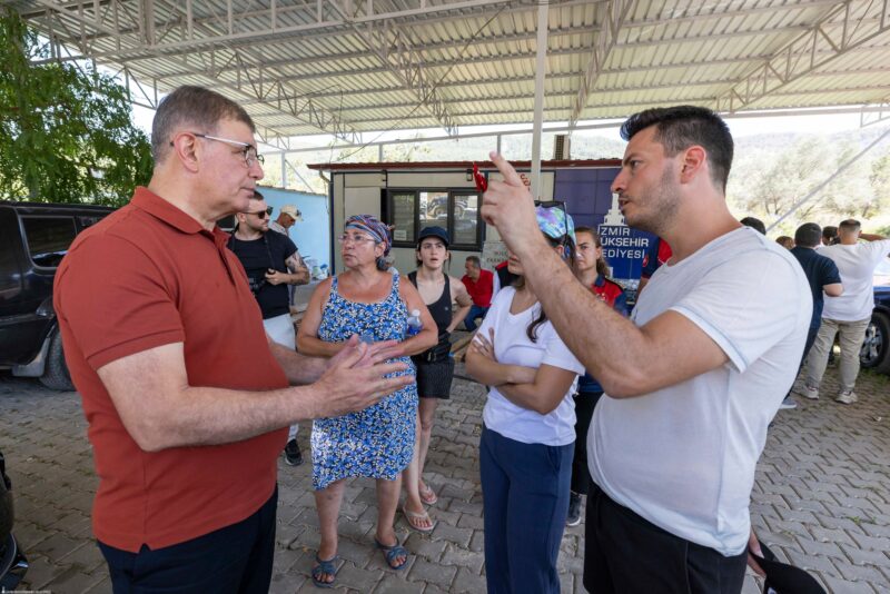 İzmir Büyükşehir Belediyesi, tüm birimleriyle yangın bölgelerindeki yaraları sarmak için