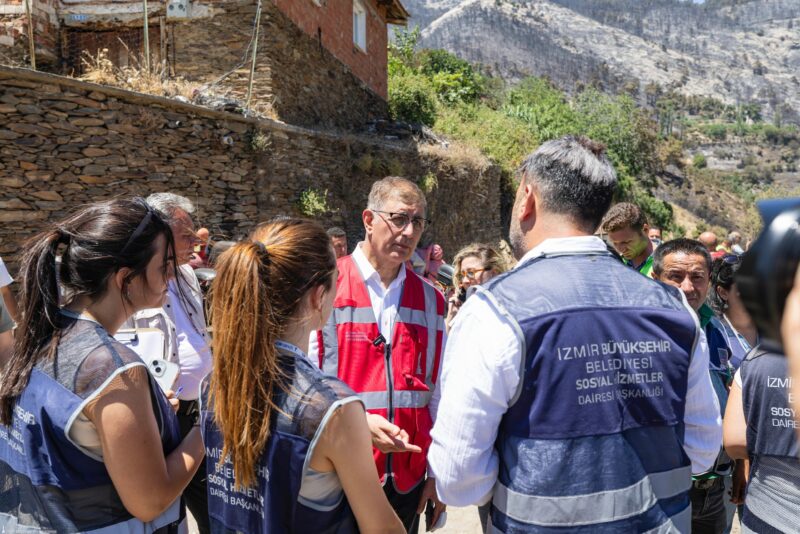 Ödemiş’in yanan köylerinde hasar tespiti için inceleme yapan İzmir Büyükşehir