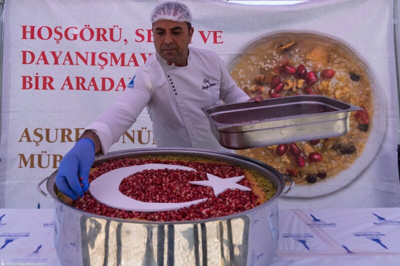 
İzmir Büyükşehir Belediyesi tarafından Muharrem ayı nedeniyle kentin üç noktasında