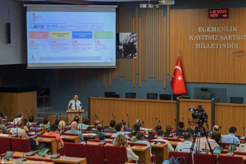 İzmir Büyükşehir Belediyesi'nin ev sahipliğinde ilçe belediyelerinin afet işleri sorumluları,
