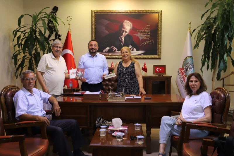 İzmir’de faaliyet gösteren “Şiir Kalbimizde” Grubu Başkanı, yazar Metin Soydeveli
