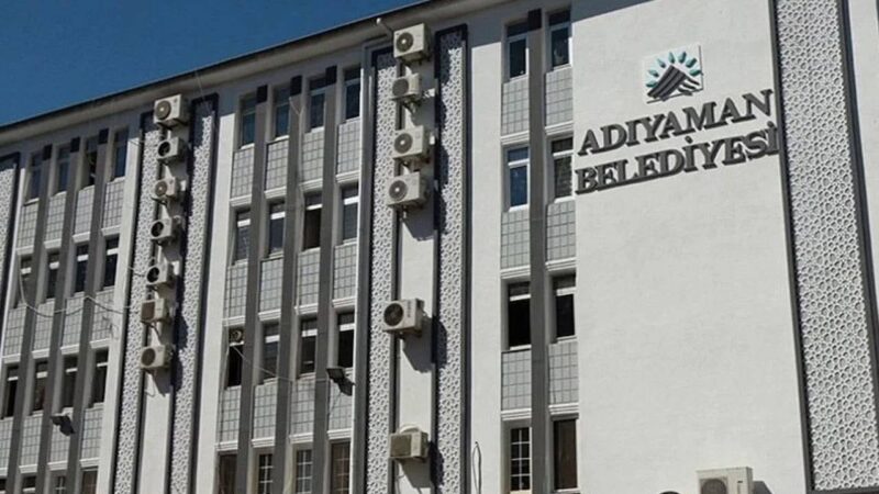 
Adıyaman Belediye Başkanı Abdurrahman Tutdere’nin görevden uzaklaştırılmasının ardından yapılan başkanvekili