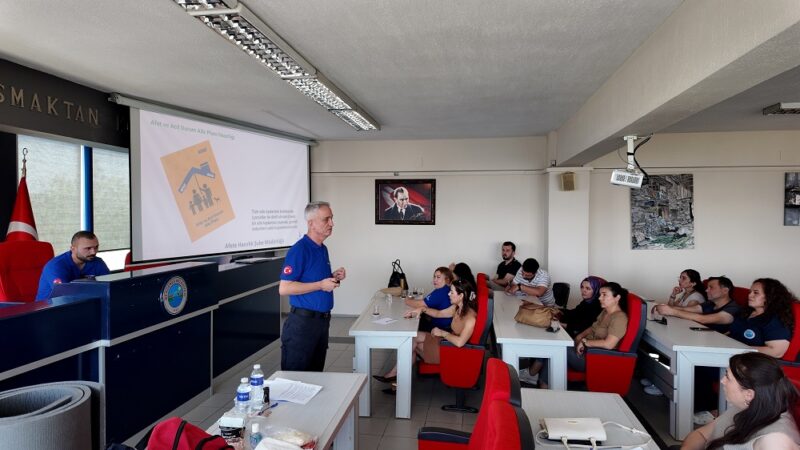 
Menderes Belediyesi, AFAD işbirliğiyle afetlere karşı personelini bilinçlendirmek amacıyla hizmet