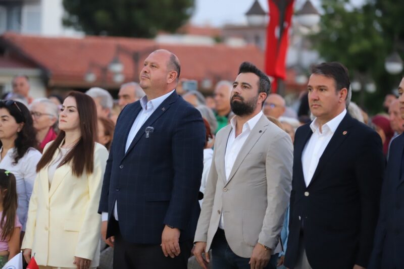 Menderes Belediye Başkan Yardımcısı Rüzgar Sönmez’in olduğu öne sürülen yazışmalara