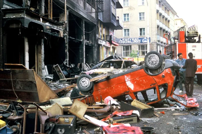 2 Temmuz 1993’te Sivas’ta 33 aydın, sanatçı ve iki otel