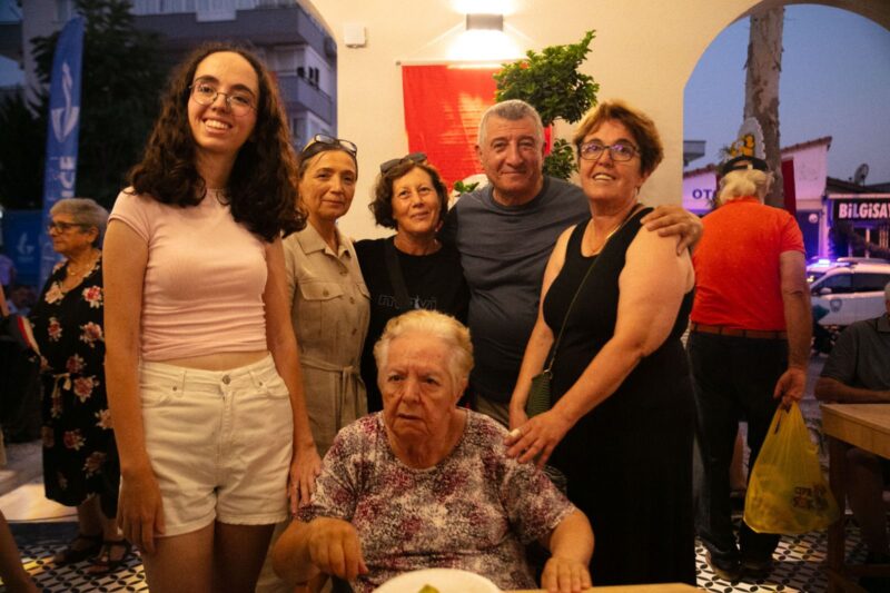 Güzelbahçe halkının uzun süredir beklediği, Güzbel kahve yenilenen yüzüyle, Dut