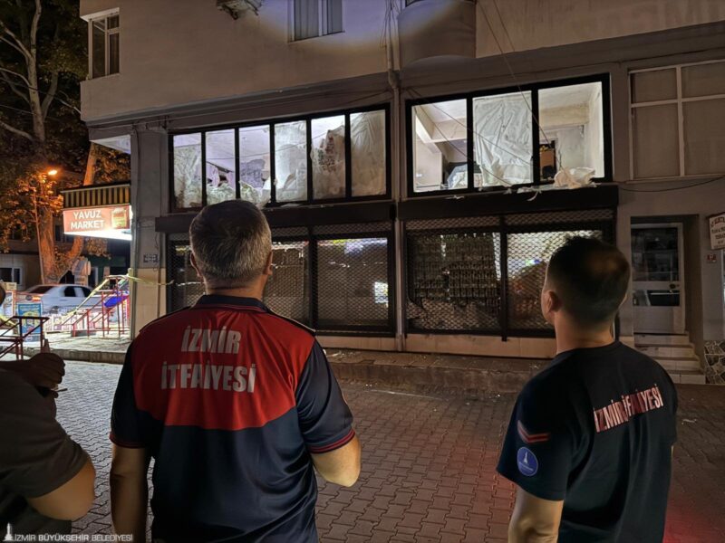 
İzmir Büyükşehir Belediyesi İtfaiye Dairesi Başkanlığı ekipleri, dün akşam saatlerinde